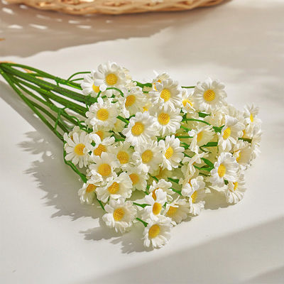 Good price Wholesale of small Daisy artificial flowers, European-style dining table decorations, chamomile bouquets, flower art and silk flowers online